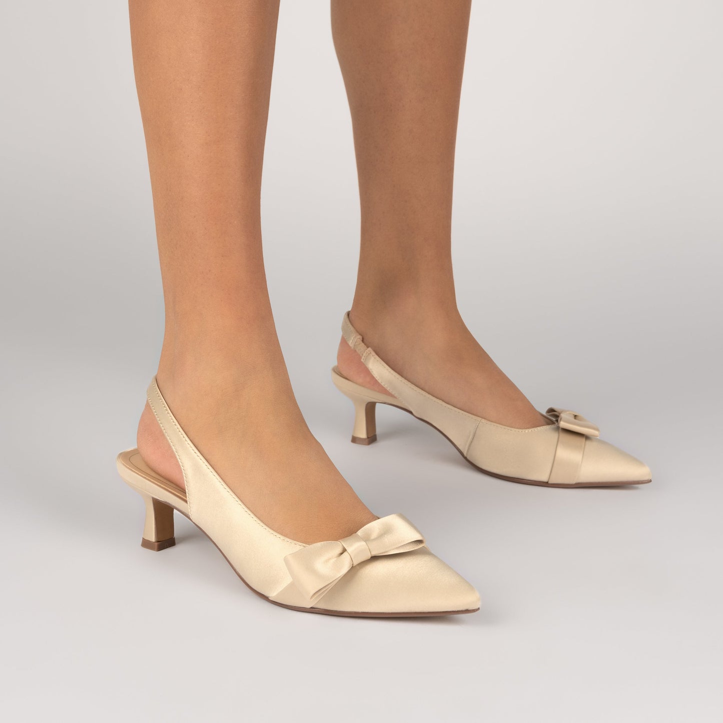 Journee PALOMA SLINGBACK KITTEN HEELS - Champagne Satin