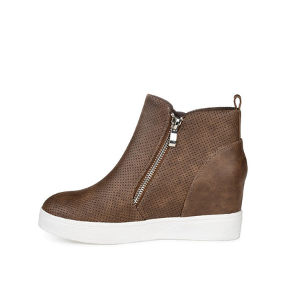 Journee PENNELOPE WEDGE SNEAKERS IN VEGAN LEATHER - Brown