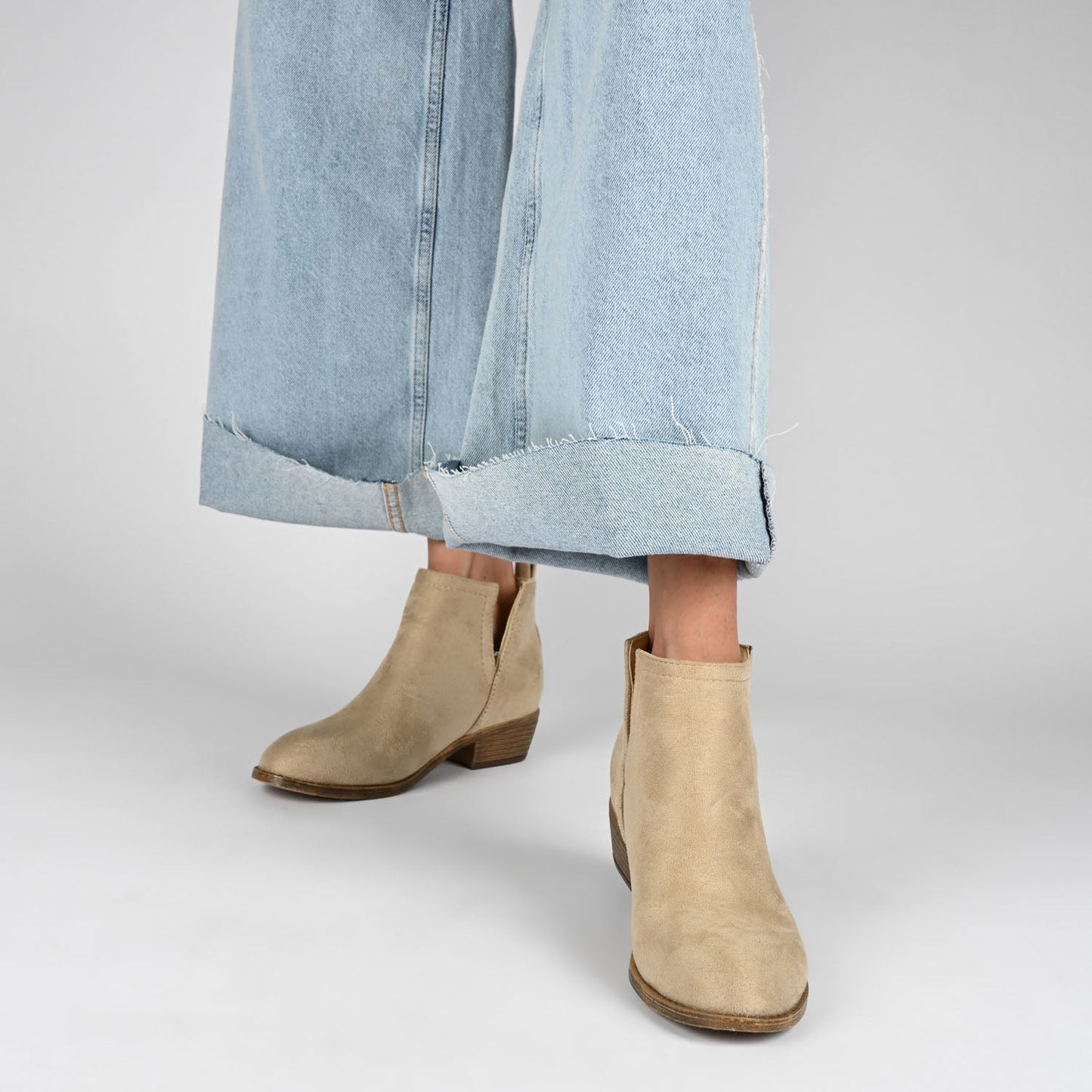 Journee RIMI BLOCK HEELED BOOTIES IN WIDE - Stone