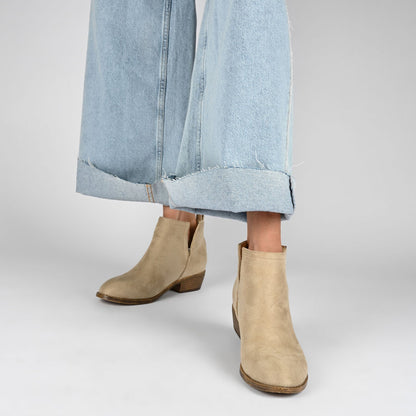 Journee RIMI BLOCK HEELED BOOTIES IN WIDE - Stone