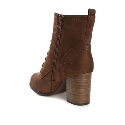 Journee BAYLOR LACE-UP BOOTIES IN WIDE - Brown Faux Suede