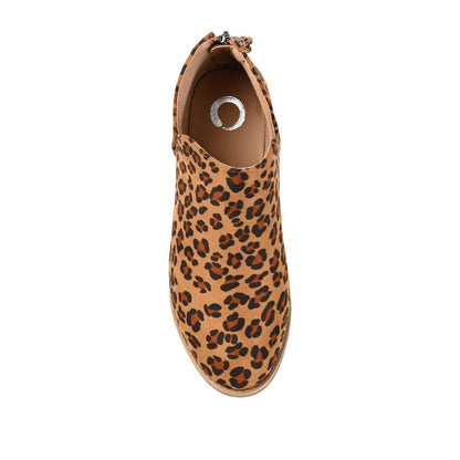 Journee LIVVY FAUX SUEDE ZIP-UP BOOTIES IN WIDE - Leopard
