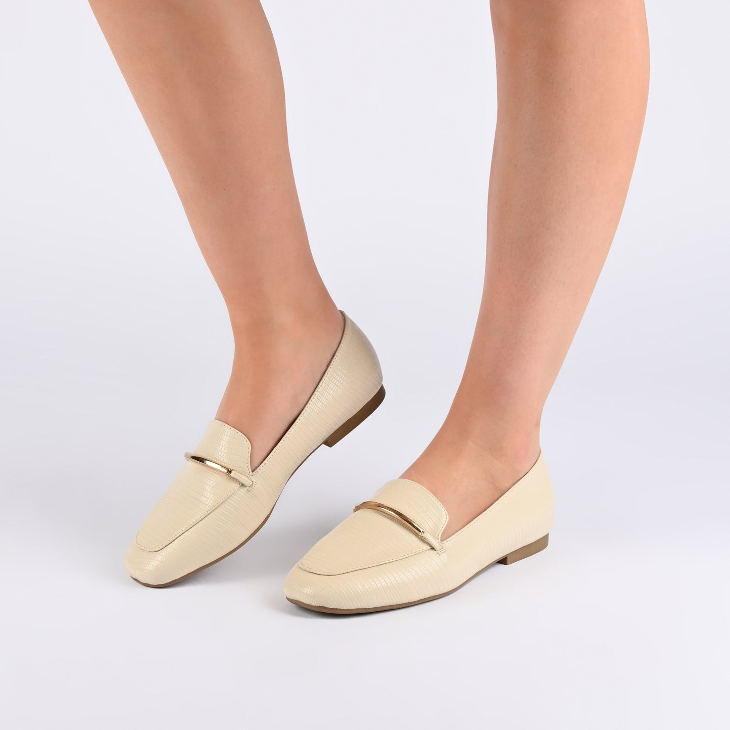 Journee WRENN PRINTED LOAFER FLATS IN WIDE - Ivory Lizard