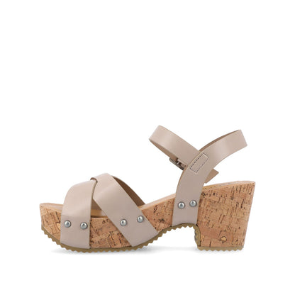 Journee VALENTINA HEELED SANDALS IN VEGAN LEATHER - Taupe