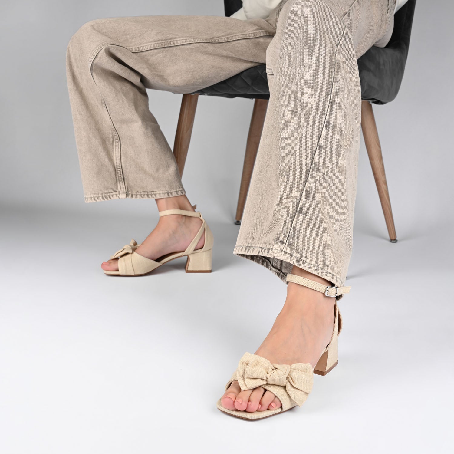 Journee ZEVI STRAPPY BLOCK HEELS IN VEGAN LEATHER - White PU