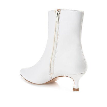 Journee ARELY POINTED TOE BOOTIES IN WIDE - White PU
