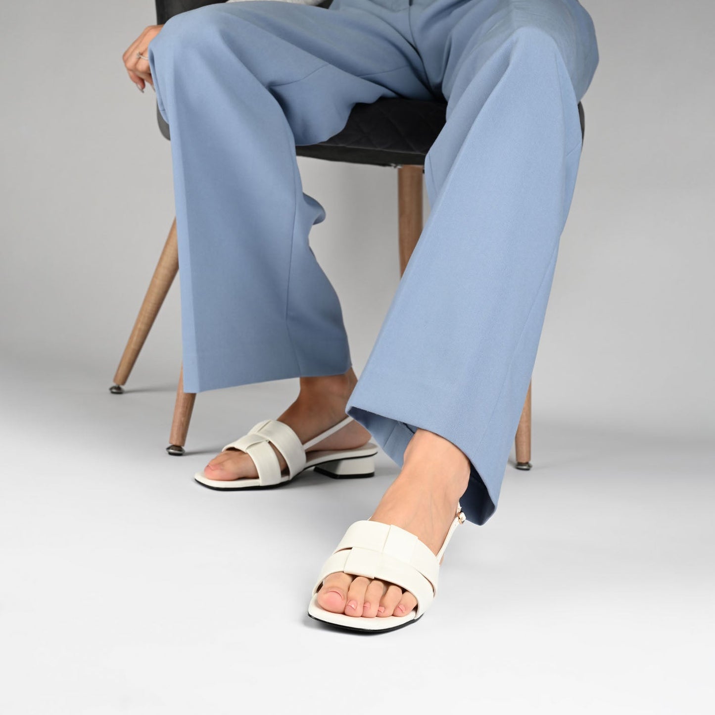Journee TABATHA LOW BLOCK HEELS IN VEGAN LEATHER - Nude