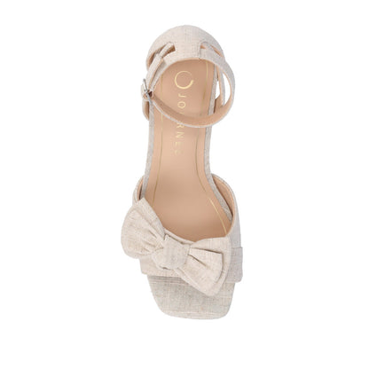 Journee ZEVI STRAPPY BLOCK HEELS IN FABRIC - Bone