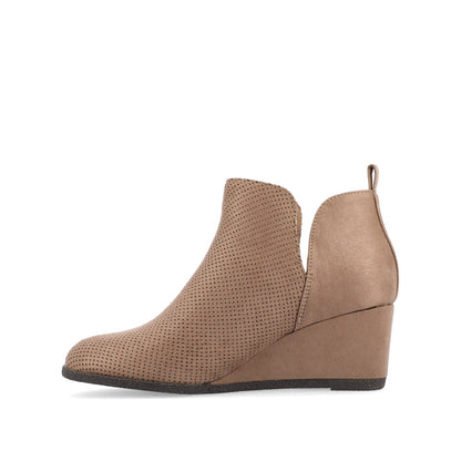 Journee MYLEE WEDGE HEELED BOOTIES IN WIDE - Taupe