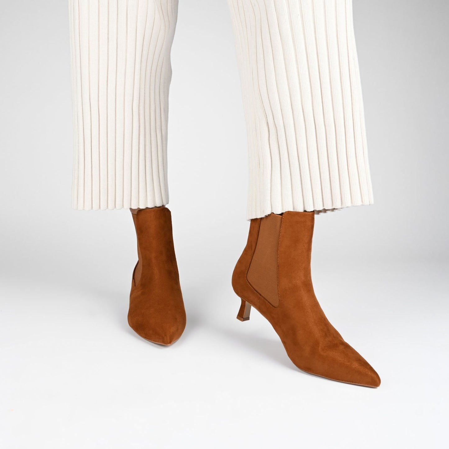 Journee TENLEE CHELSEA BOOTIES IN WIDE - Tan Faux Suede