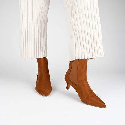Journee TENLEE CHELSEA BOOTIES IN WIDE - Tan Faux Suede