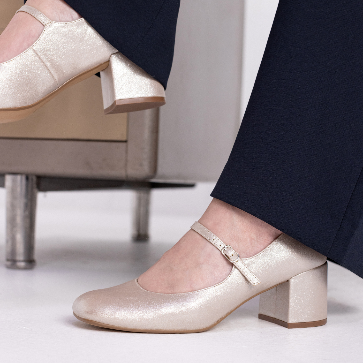 Journee OKENNA LOW HEEL PUMP IN WIDE - Champagne